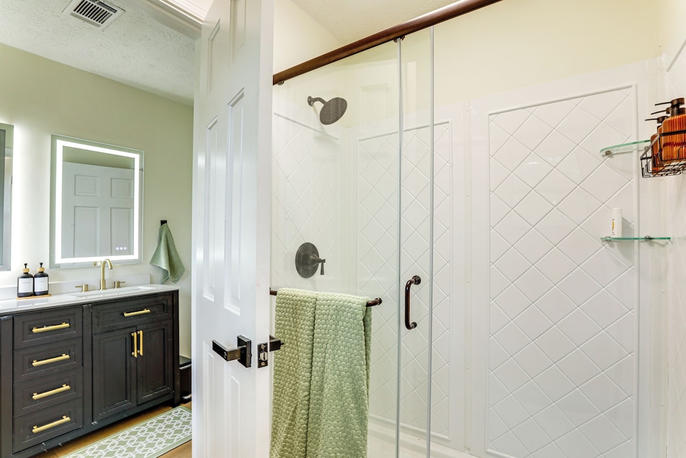 5 Mi to Stone Mountain: Lakefront Family Home
