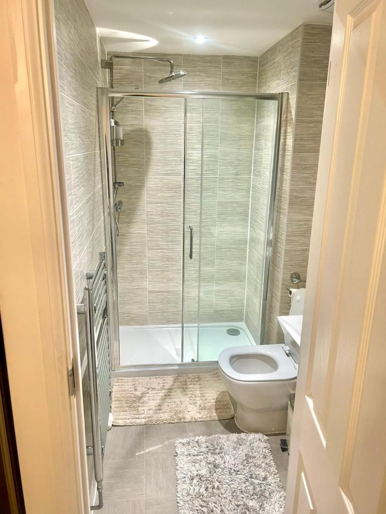 High END Spacious 4 Bed House - Free Parking