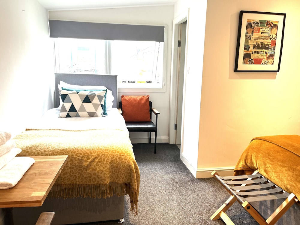 Duplex Barge Cinema Room 6 Ensuite Double-triple Bedrooms Great Social Spaces view 5