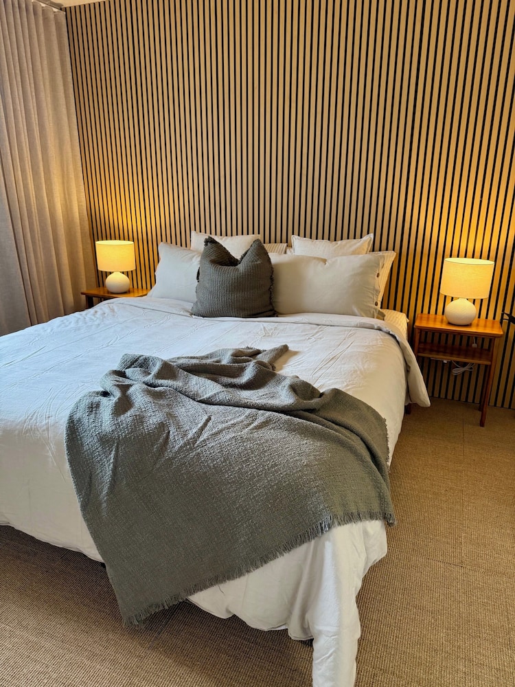 Fletcher Christian Apartments - Manava Suites