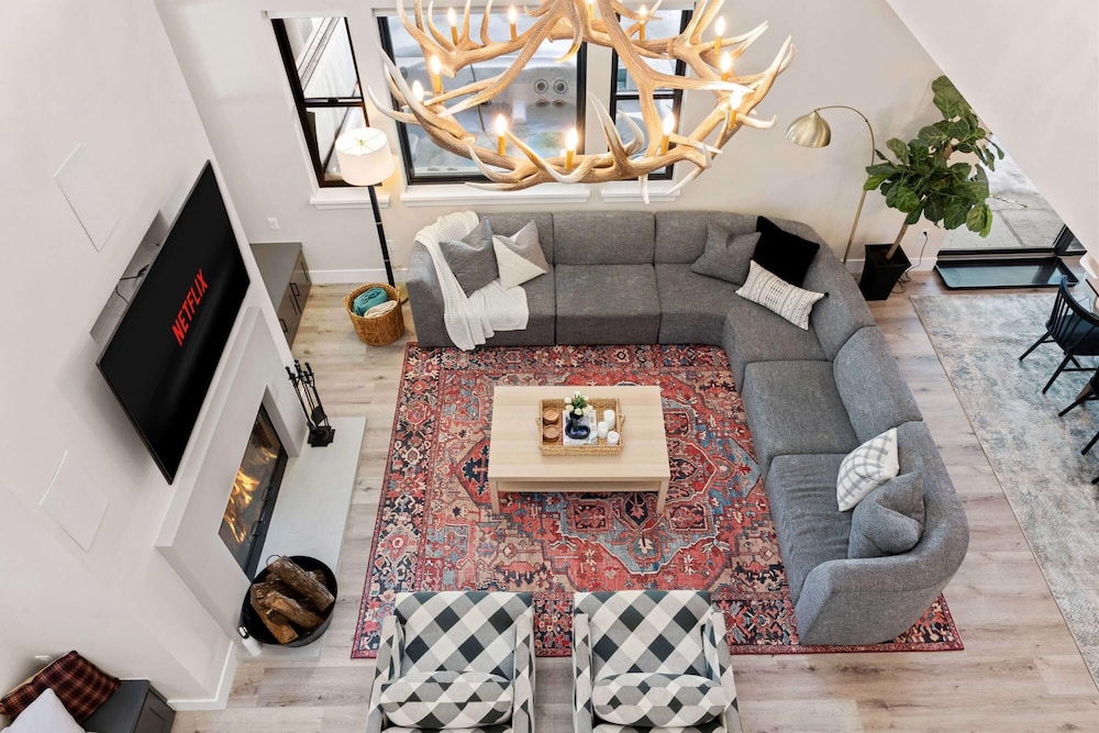 Luxury Retreat Home w Hot Tub - Property Image 47