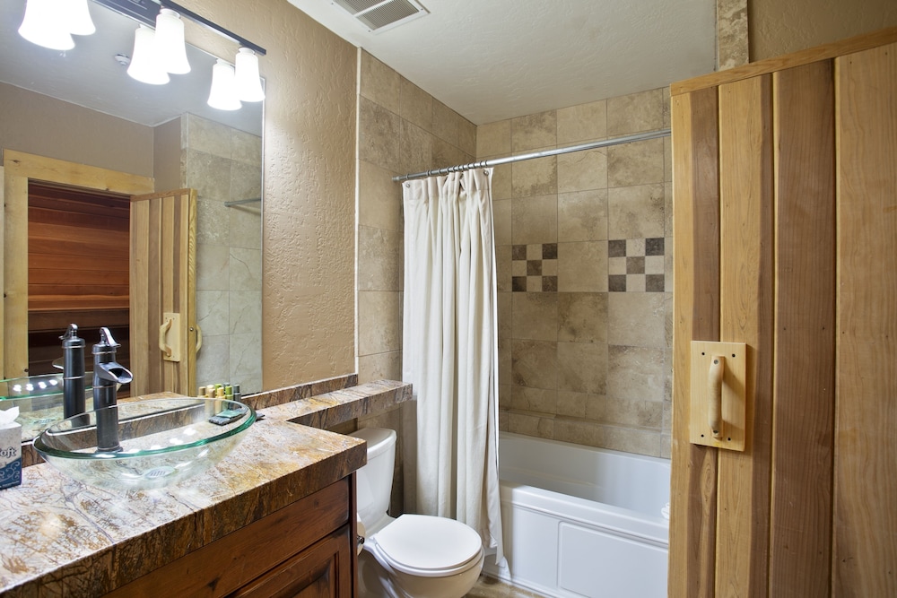 Chaparral at Deer Valley Resort - Three Bedroom Condo with Hot Tub #102 3 Condo