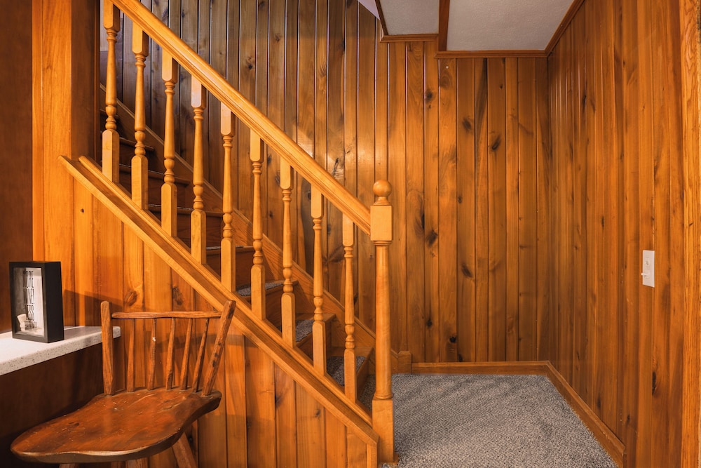 Wooded Retreat on 5 Acres: 6 Mi to Edinboro Lake!