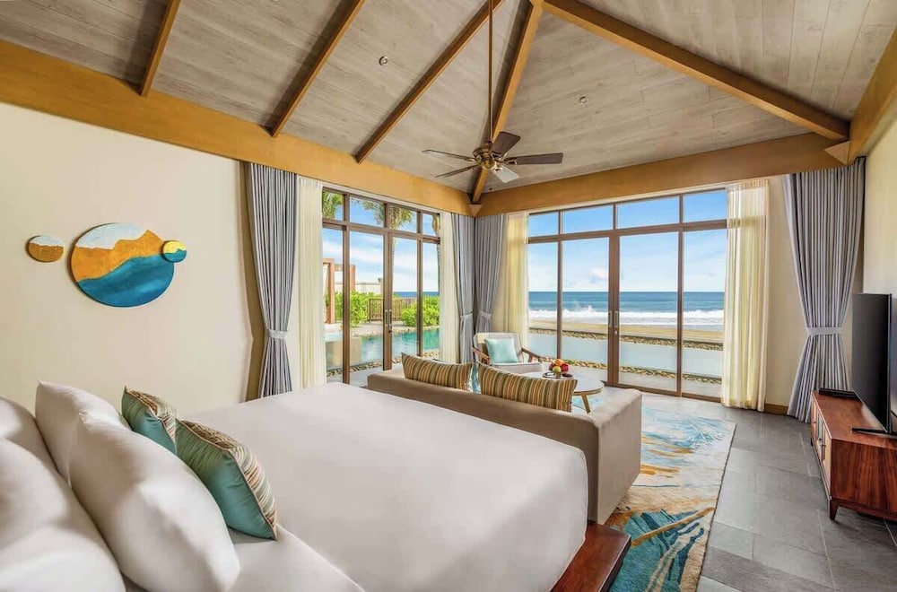 Luxe 5BR Villa: Beachfront Breakfast Pool