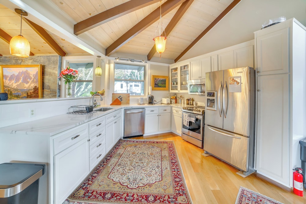 2 Mi to Ocean: Pet-friendly Abode in Aptos!