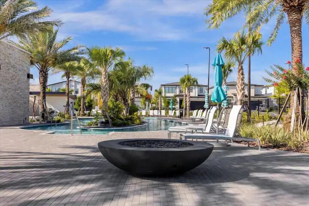Luxurious 15br Villa With Lake View & Game/theater