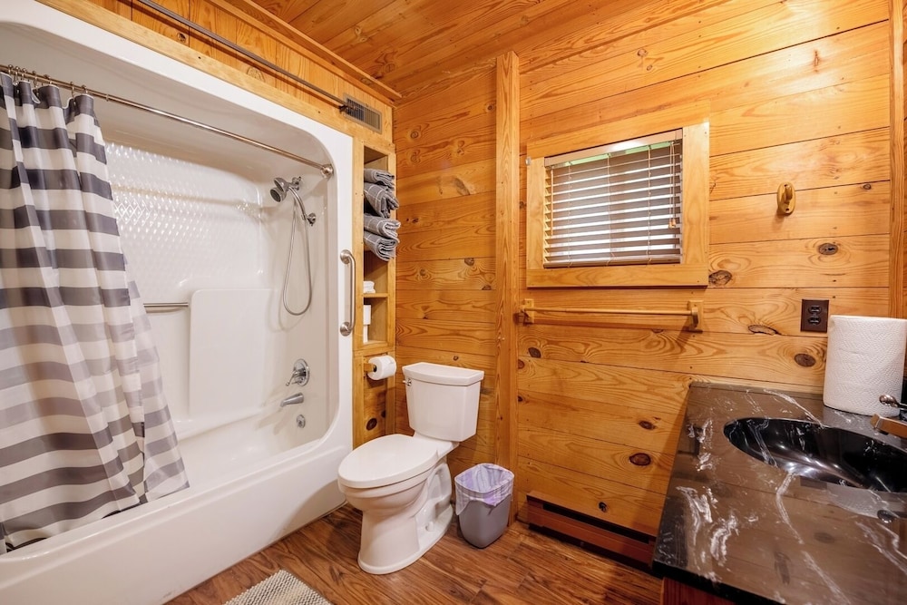 Pet-friendly 3BR Lake House Firepit & Pier