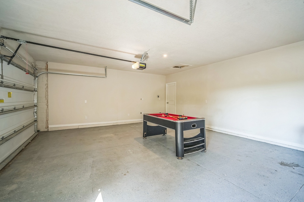 Relaxing Pet-friendly Spring Hill Escape 4 Bedroom Home