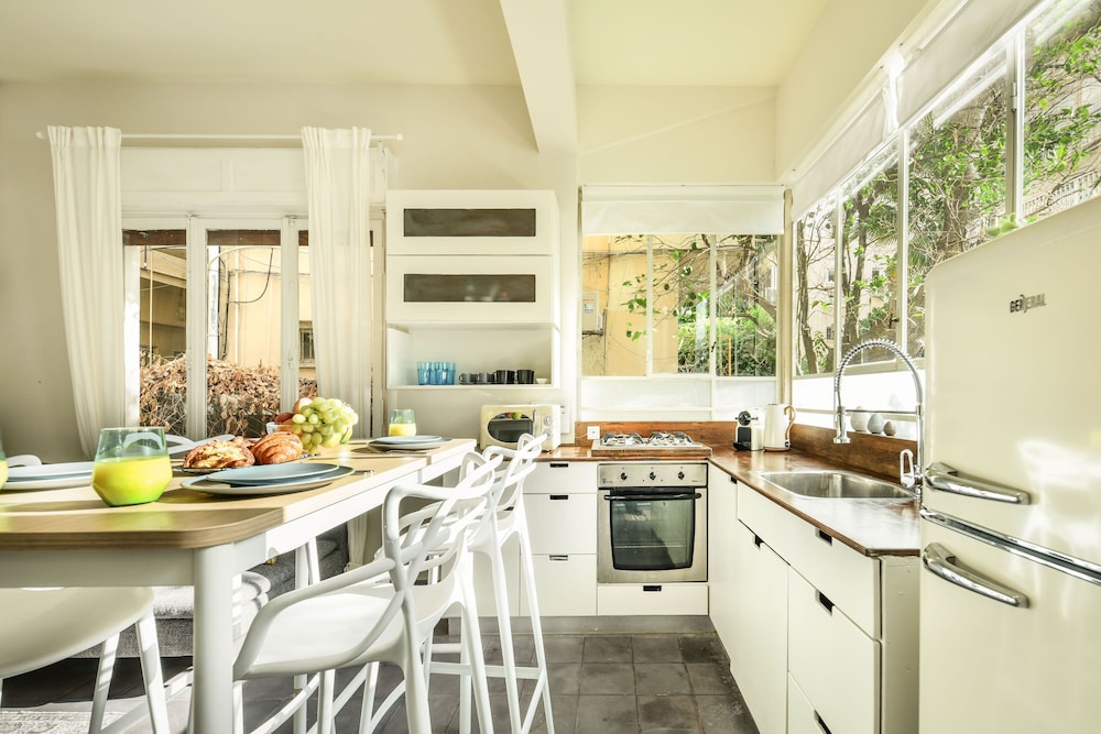 Serene Retreat with Lush Garden by Sea N Rent view 3