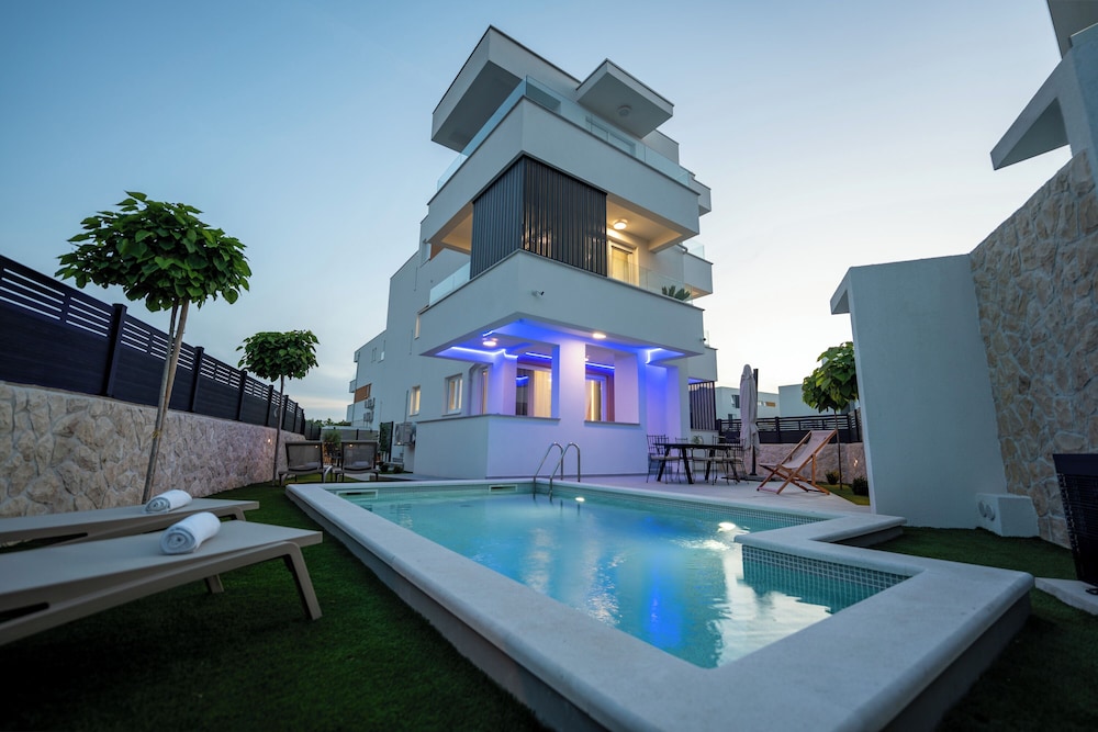 Nova Luxury Residence apartment with private heated pool