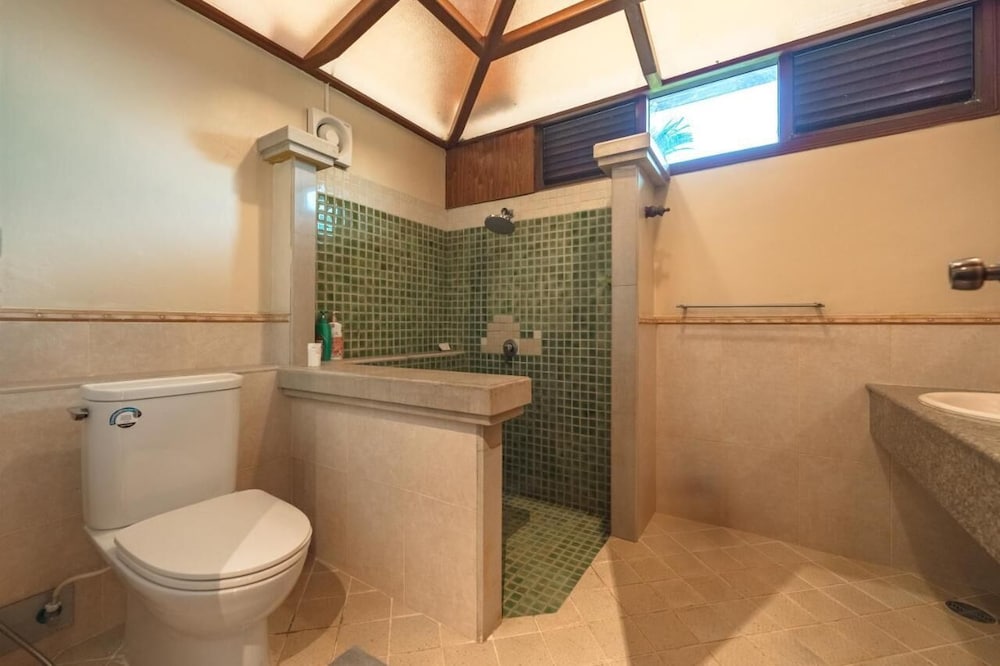 6BR Luxury Retreat in Layan Phuket V159