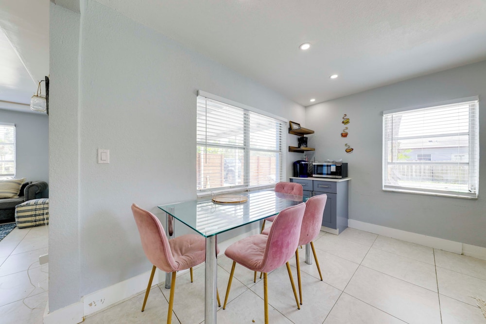 Patio & Heated Swim Spa Access: Home in Hollywood
