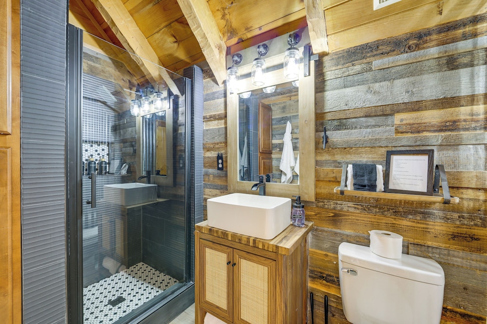Mins to Dollywood: Boujee Bear Cabin w/ Hot Tub!