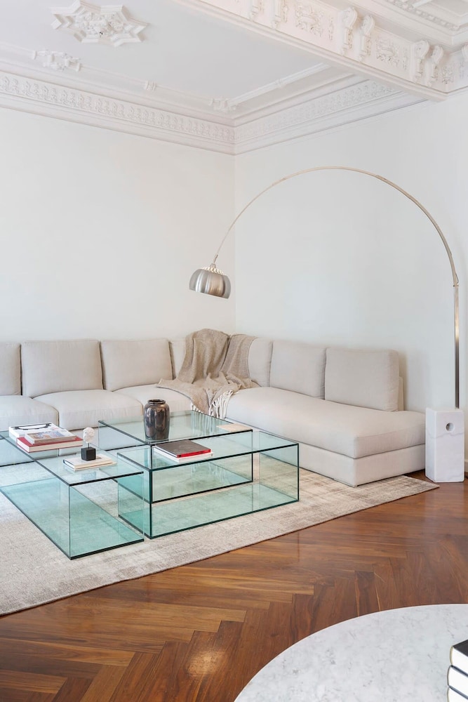 Artist Modernist 3-br Gem Next to Paseo de Gracia