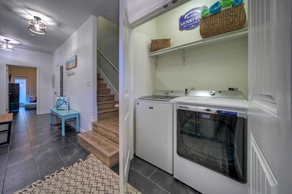 Sleeps 23, 2 Beachside Homes Resort Pool, Walk to the Beach, Balcony + Yard