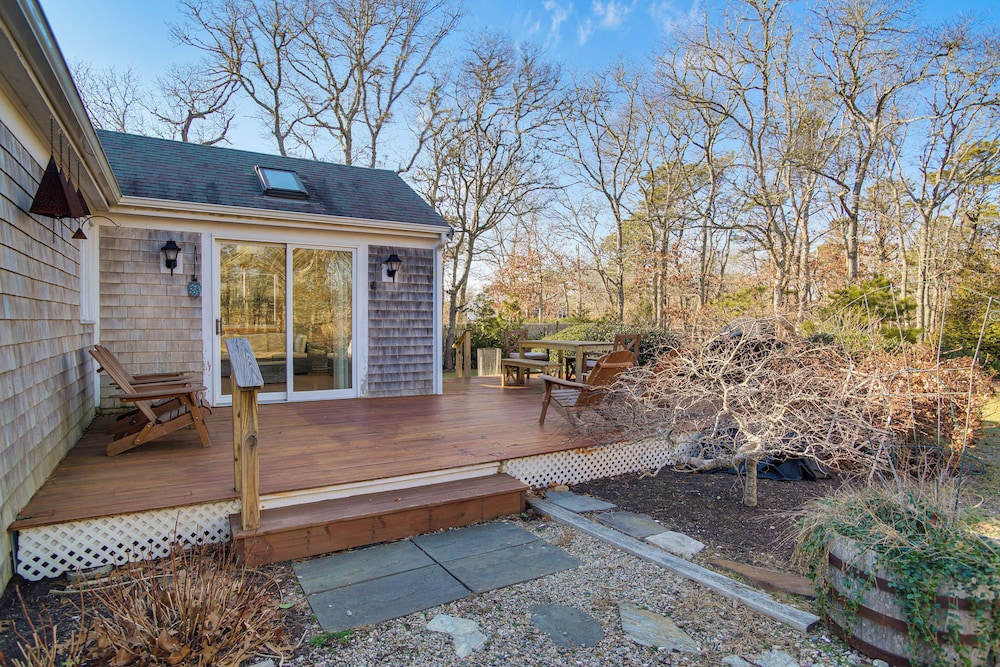Ping-pong & Backyard: Spacious Chatham Retreat