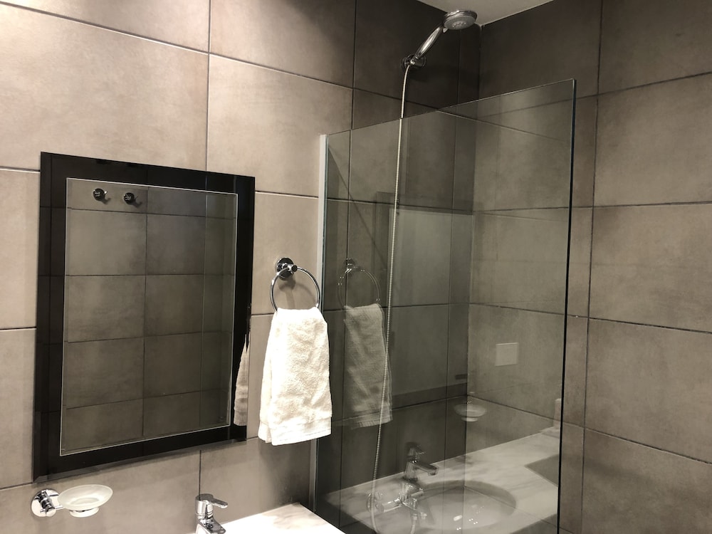 Deluxe 2bedr Apartment With Balcony