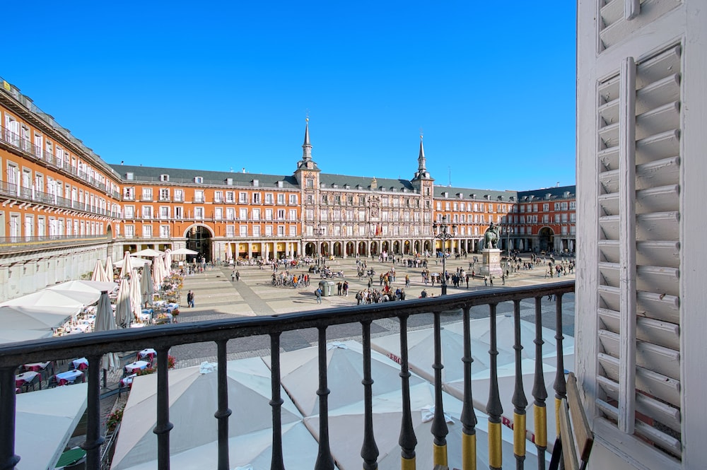 Apartment 1Bd With Balcony in Plaza Mayor Square. Plaza Mayor I view 4