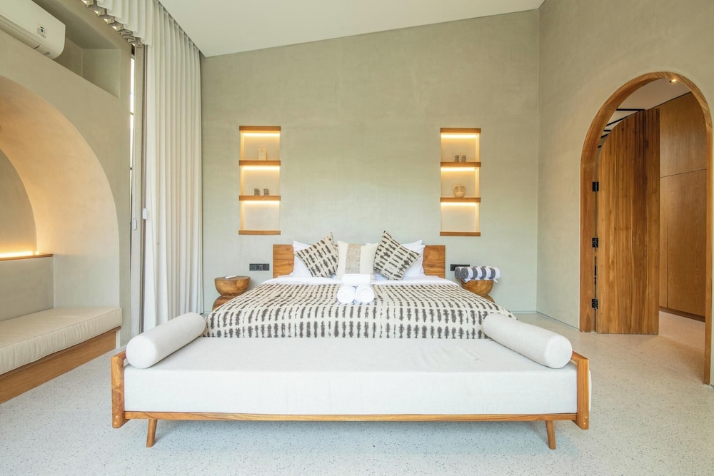 Stylish 5BR Boho Hideaway, 5 Minutes Bingin Beach
