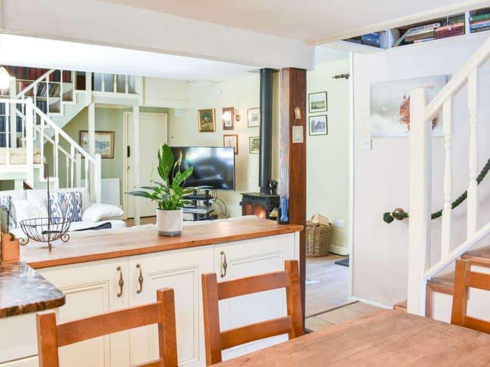 Red Squirrel Haven 2BR House - Sleeps 4 - Parking