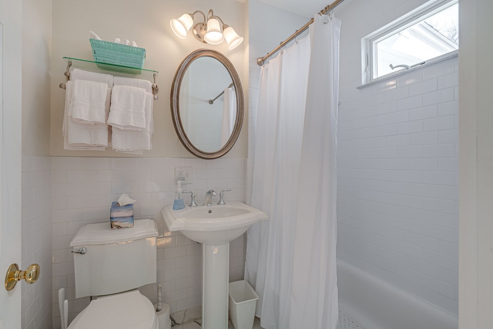Gloucester Home w/ Large Yard: 1 Mi to Beach!