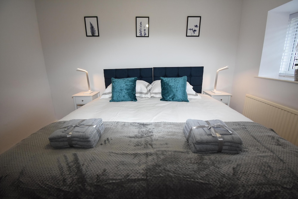 Milton Keynes Close to Station 6 bed Free Parking view 5
