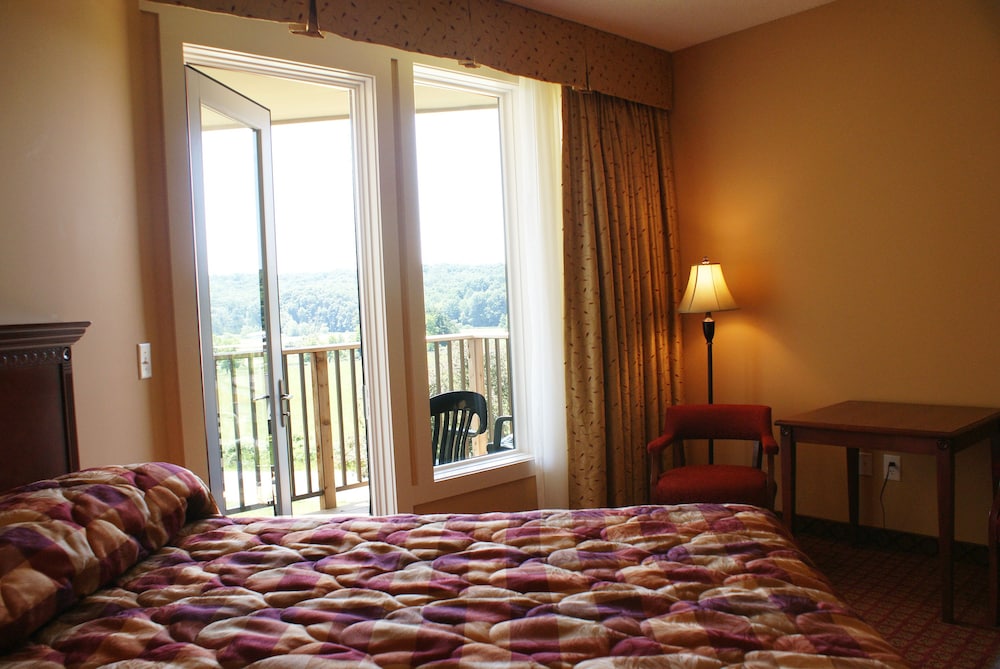 Bloomington Vacations - The Seasons Lodge - Property Image 4