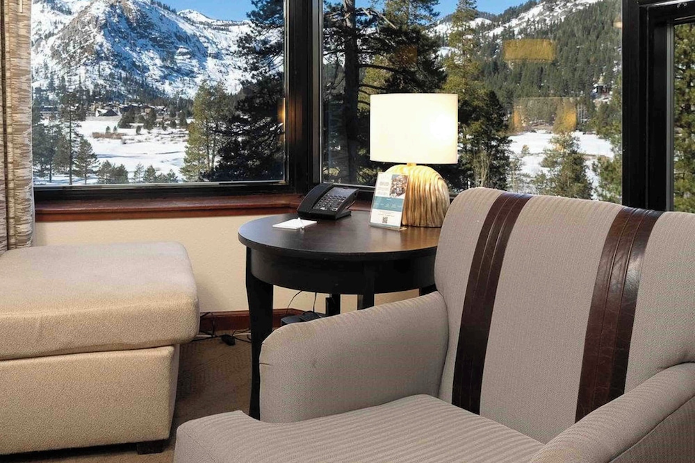1BR Condo w/ Access to Resort Pools, Spa & Gym