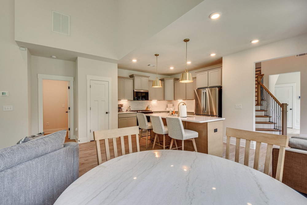 5 Mi to Memorial Stadium & Beach: Modern Townhome