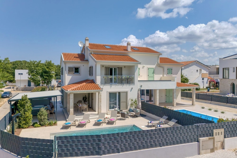 Villa Aria With Pool and Whirlpool