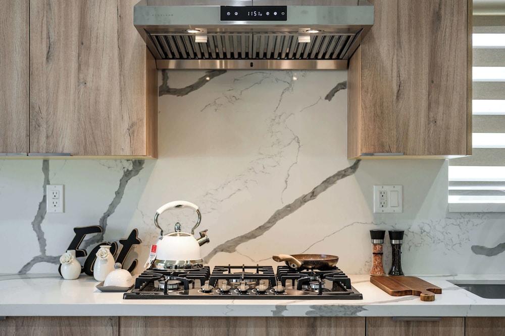 Cozy Modern Home w Full Kitchen Parking
