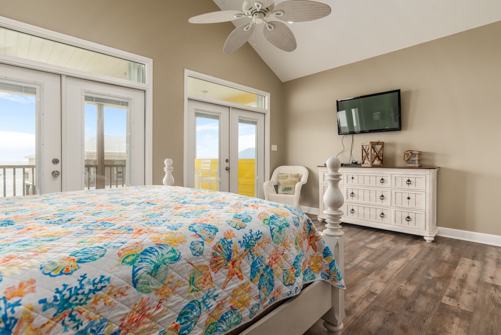 Lazy Daze Beach House - 105 Strand Ct 3 Bedroom Home by RedAwning view 3