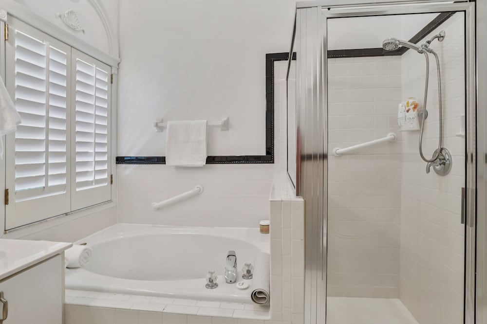 Relaxed Tropical Retreat 5 Miles To Beach 3 Bedroom Home