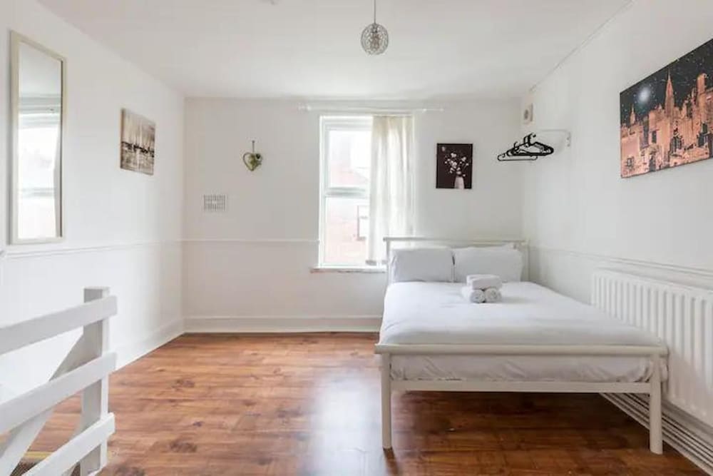 Cheerful Maisonette in the Heart of Orrell Park