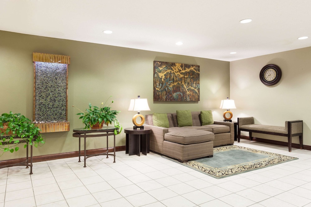 Baymont by Wyndham Dale view 2