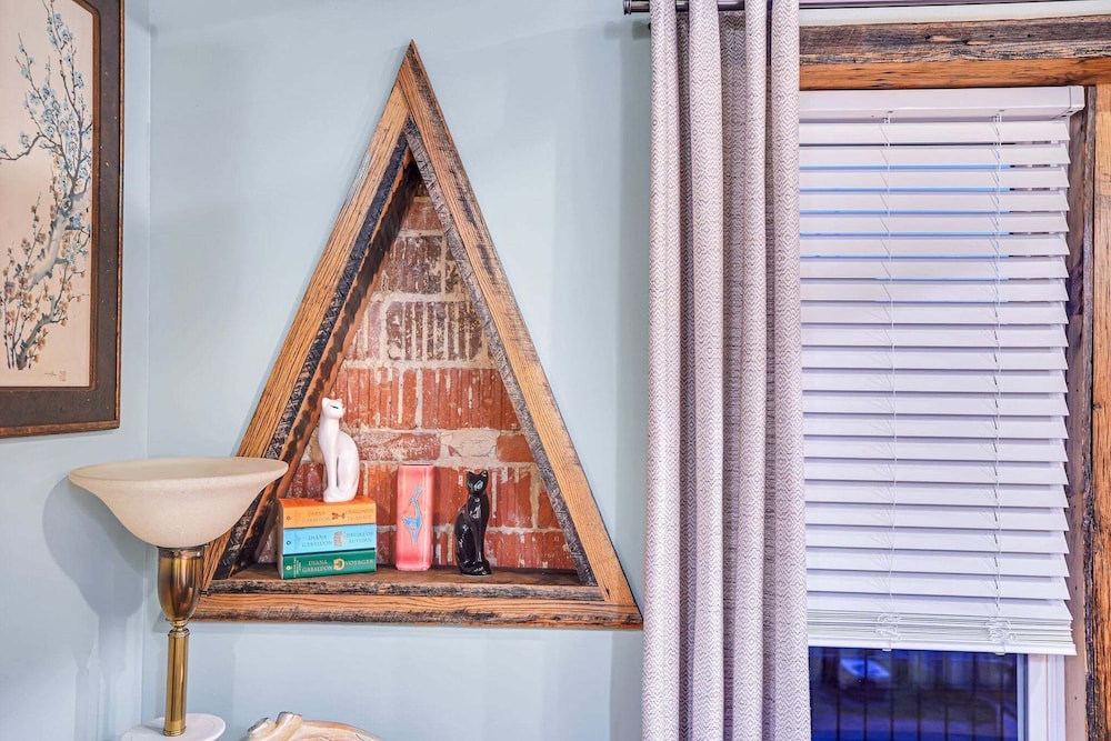 Stylish Retro Stay, Columbia House Unit D 1 Bedroom Apts