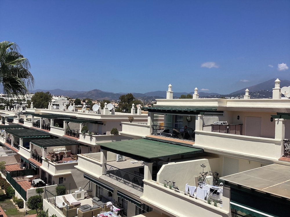 Marbella Retreat - 2 Beds - Sleeps 5 - Pool