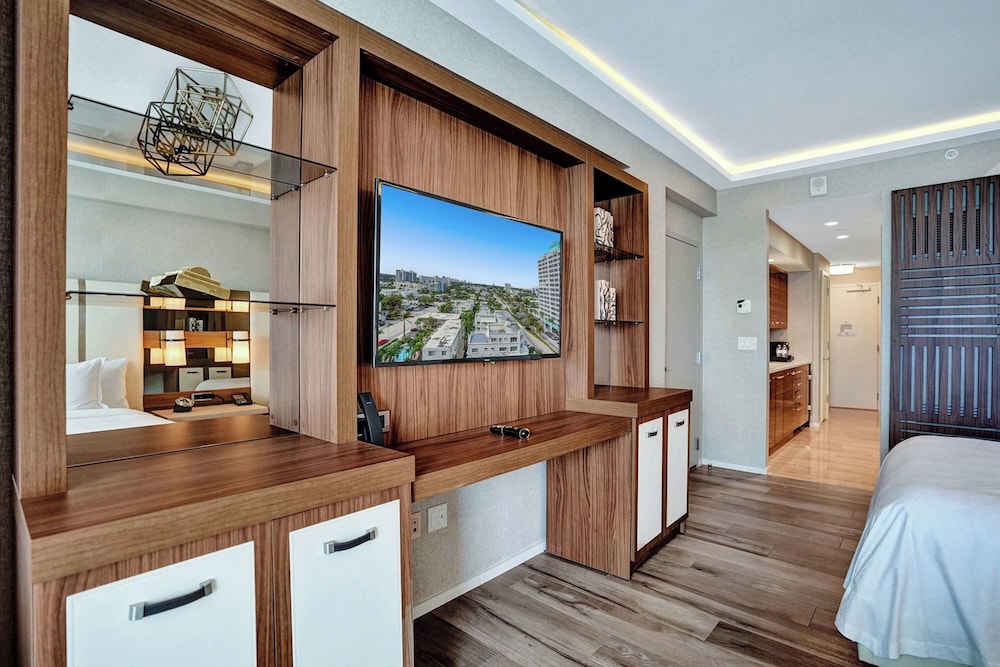 Elegant Beachfront Condo: Your Perfect Getaway!