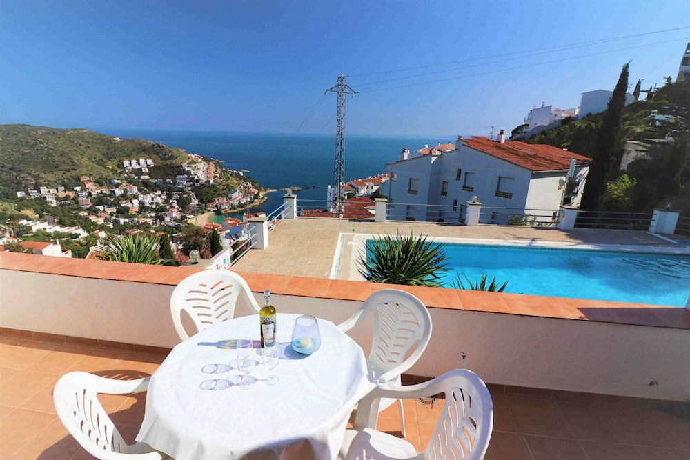 Apartment in Roses Near Waterfront & Mountains