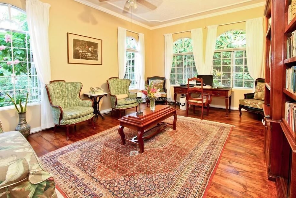 Summerhill, 8BR by Jamaican Treasures