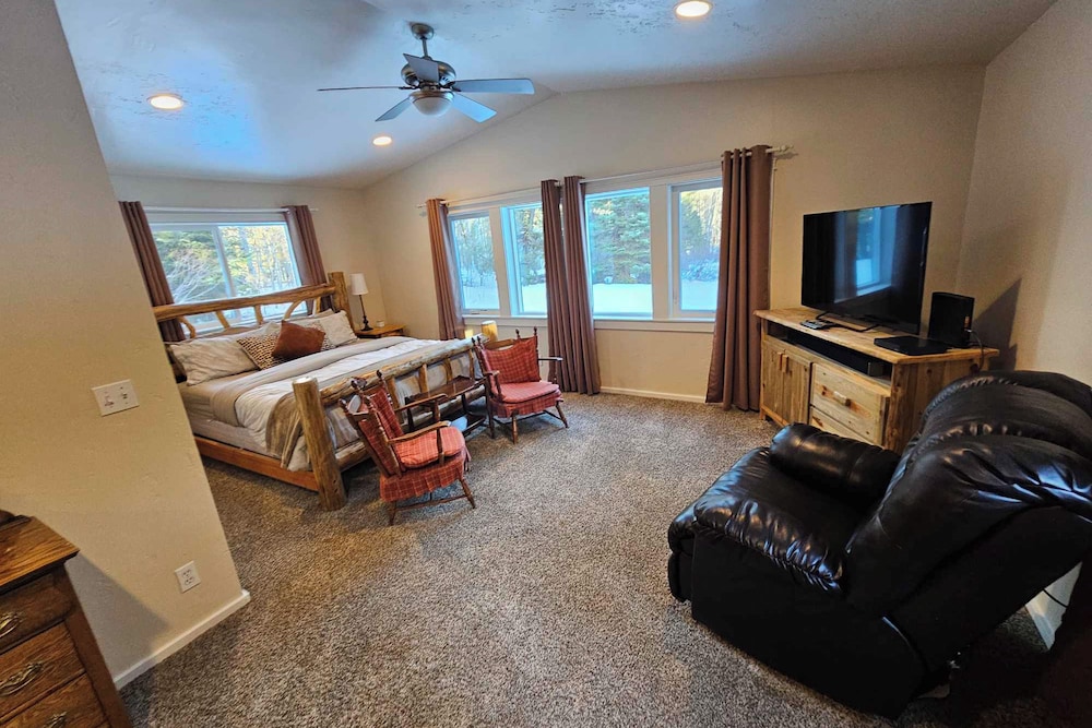 3BR House Near Skiing w/ Hot Tub