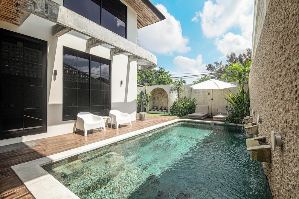 Chic 4-br Villa in Central Seminyak, Beach 5 Mins