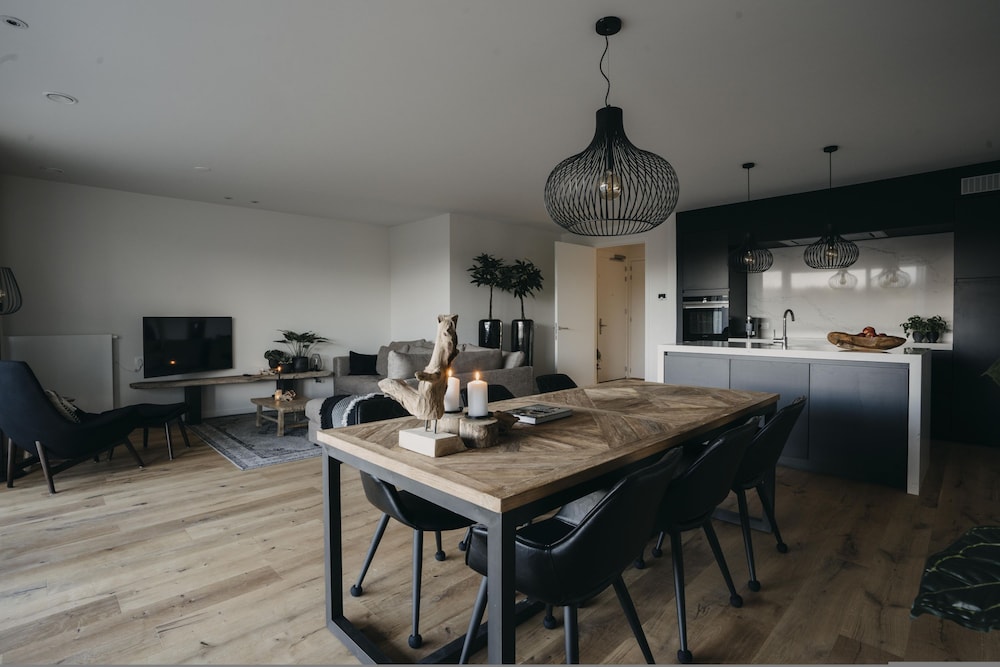 Huswell - The Tide - Stylish Sea View Apartment for 4 - Prime Location With Private Parking