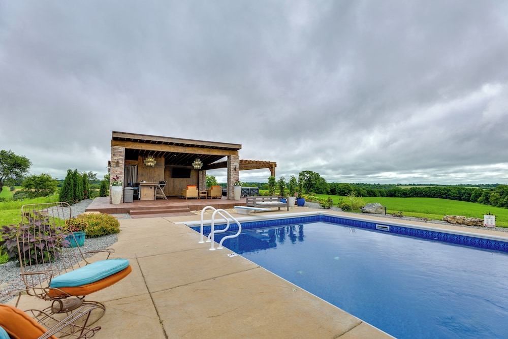 Outdoor Oasis: Luxe Flat in Mt Horeb!