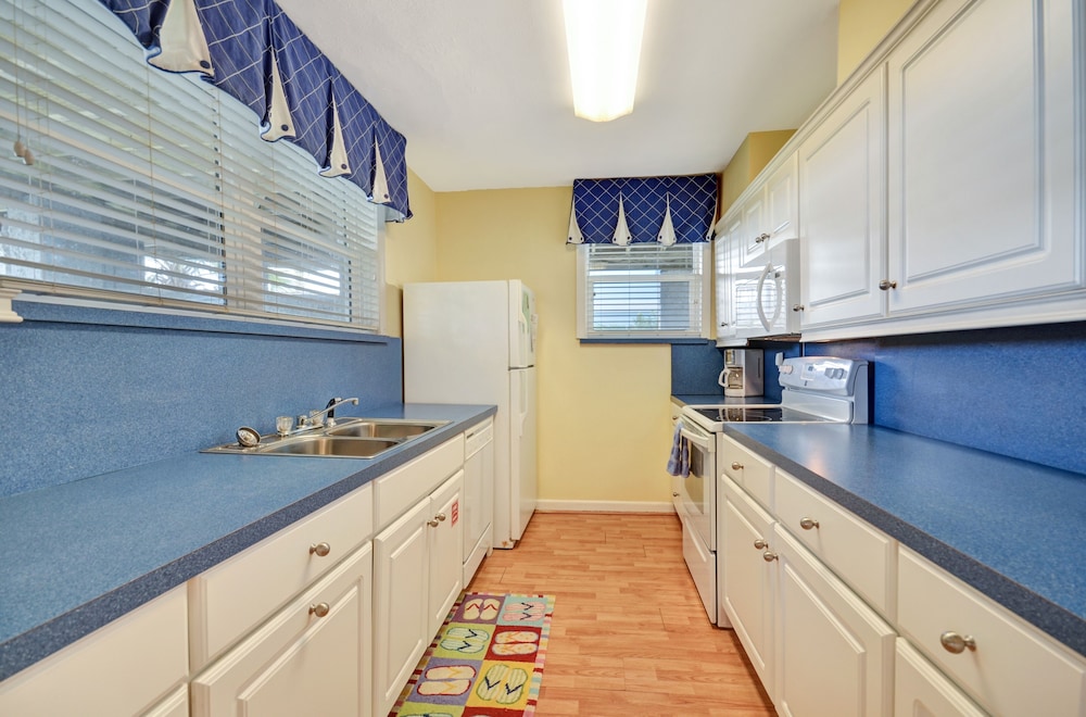 Dog Friendly Ground Level Duplex by RedAwning view 3