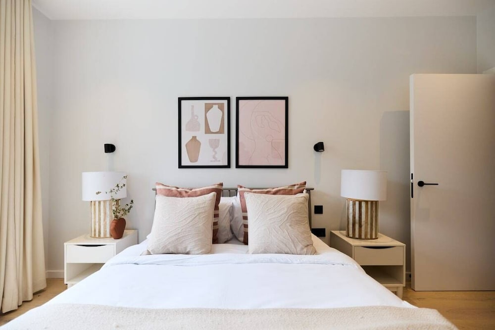 The Brondesbury Quarters - Modern 2bdr Flat With Balcony + Parking