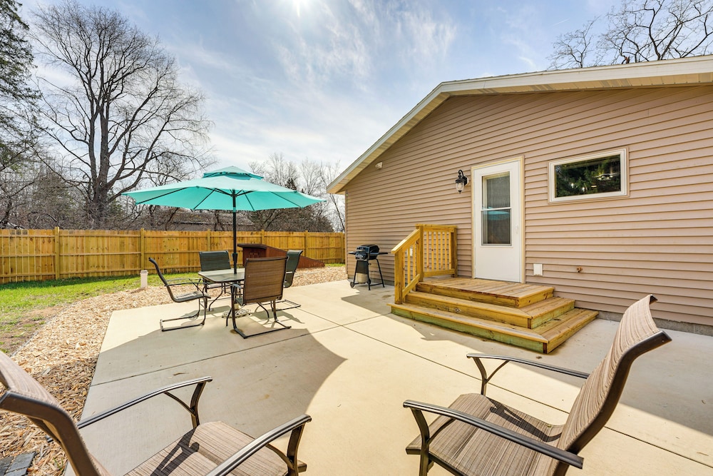 Boat, Fish & Hike: Cozy Getaway in Twin Lake!