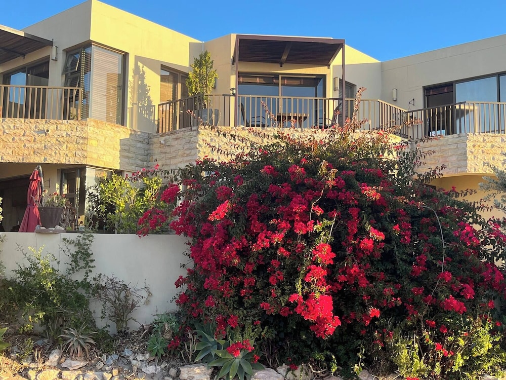 Whispering Waves - Serene Langebaan Getaway With Breathtaking Views