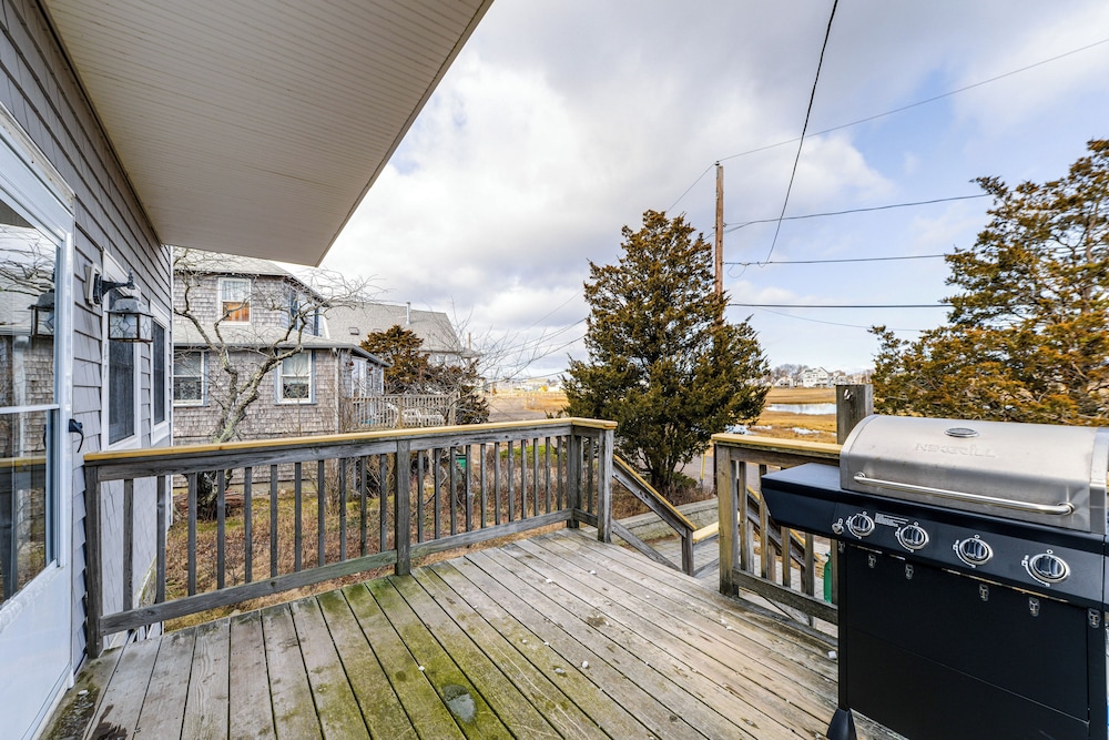 Marshfield Home w/ 4 Decks & Private Beach Access!