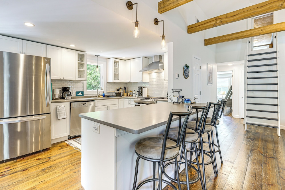 3 Mi to Mashpee Commons: Family Home w/ Fireplace